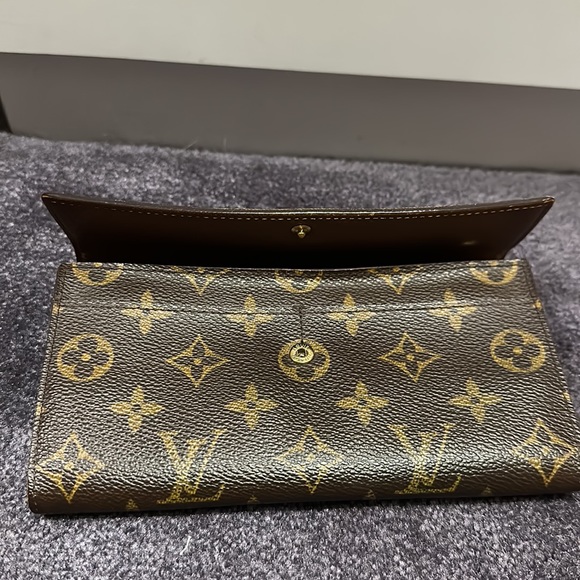 Luis Vuitton Monogram Wallet. - Picture 13 of 17